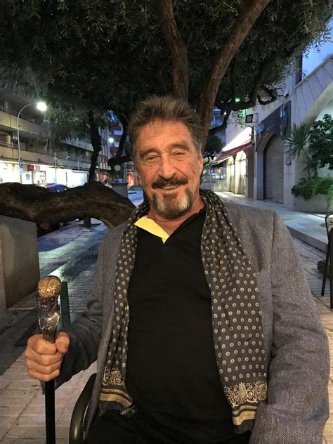 Fundador do antivírus McAfee é encontrado morto em prisão de Barcelona