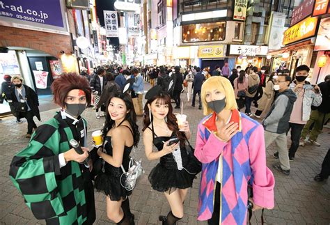 【話題】「おっ いの邪魔をするな！」密状態のセンター街に半裸状態のコスプレ女性登場で路上撮影会が始まり警察出動の渋谷ハロウィーン 💦