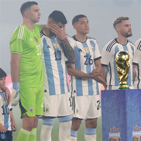 La Emoción De Messi Dibu Martínez Y Scaloni Cuando Ariel Ardit Cantó