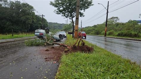 Veículos que disputavam suposto racha causam acidente em Cha