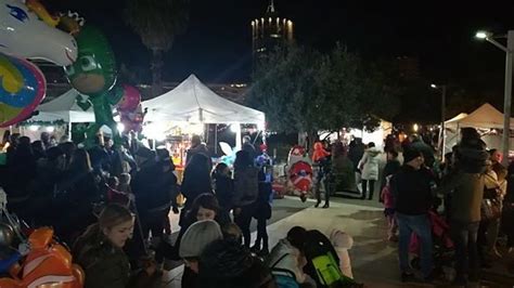 Cagliari Tutti Pazzi Per Il Villaggio Di Babbo Natale Pienone Al