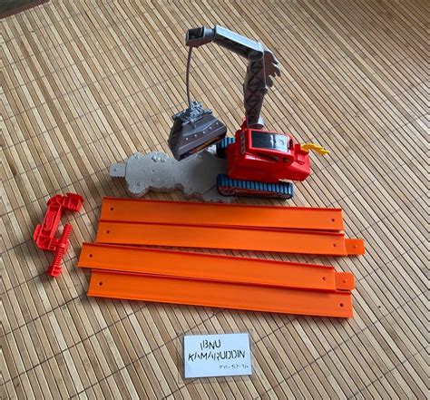 Hot Wheels Crane Crasher Track Hobbies Toys Toys Games On Carousell