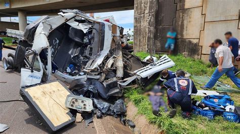 Impressionante Caminh O Despenca De Viaduto Na Br O Motorista