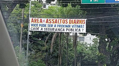 Vídeo flagra criminosos roubando carro de família na Freguesia veja as