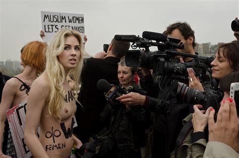 Femen Nude Guro Protest Against Islam Sankaku Complex