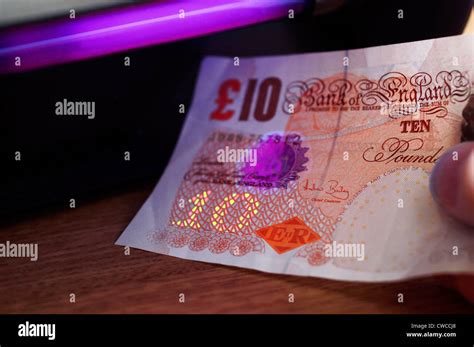 Checking 10 Pound Note Under Uv Light Stock Photo Alamy