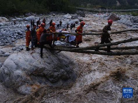 泸定地震：四川森林消防总队甘孜支队全力抢救转移群众和伤员 新华网