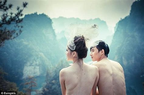 Đám cưới nude ở Trung Quốc gây sốc