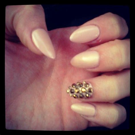 Love These Short Stiletto Nails The Nude Need Shorter Glamorous Nails Trendy Nails