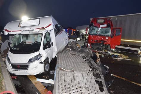 A Bei Sinsheim Tr Mmerfeld Nach Lkw Unfall Sperrung Aufgehoben