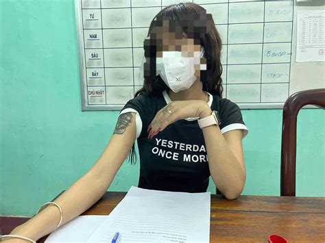 Tin tức h Bất ngờ mục đích hot girl tự quay clip lột nội y trên cầu Trường Tiền