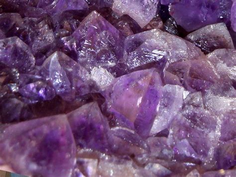 llᐈ FLUORITA VIOLETA Significado Espiritual y Propiedades