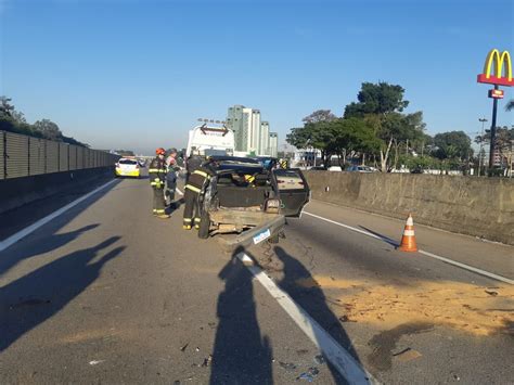 Quatro Ficam Feridos Ap S Carro Bater Em Mureta E Capotar Na Dutra Em