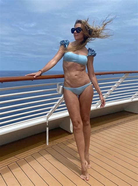 La Actriz Fernanda Castillo Sorprende A Todos Con Un Mini Bikini Azul
