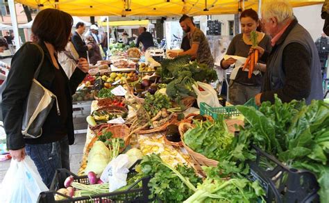 Tornano Le Bancarelle In Centro Storico Si Parte Oggi Con Il Mercato