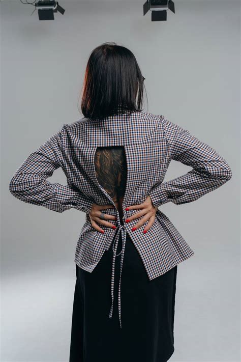 Рубашка с вырезом на спине в клетку - ДЖОНА стиль