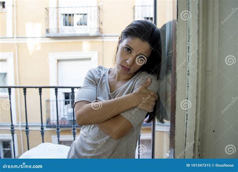 Mujer Latina Desesperada Que Sienta En Casa El Balcón Que Mira Depresión Sufridora Destruida Y