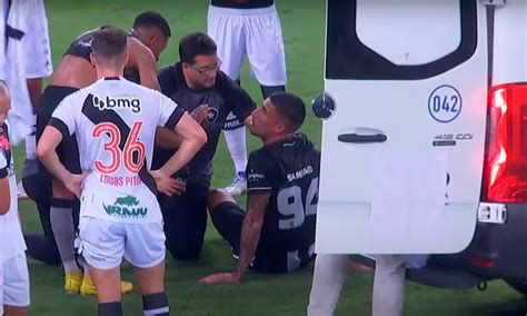 Zagueiro Do Botafogo Desmaia No Cl Ssico O Vasco E Sai De Campo De