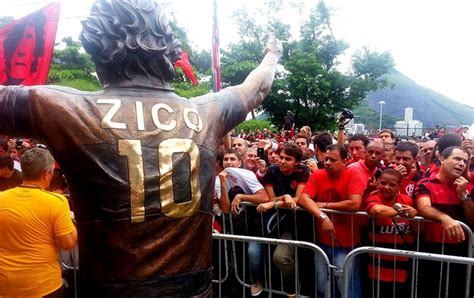 Na véspera dos 60 anos Fla inaugura estátua de Zico festa na Gávea