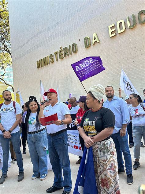 Em Ato No Mec Professores E Estudantes Cobram Qualidade Na Política