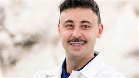 Assolda Un Sicario Per Punire Il Figlio Gay Un Chirurgo Spezzagli Le Mani The Social Post