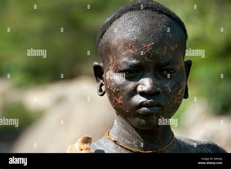 Un Hombre Suri Surma Despu S De La Pintura Corporal Con Barro De