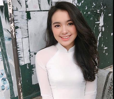 Vô tình bị chụp lén khi ăn kem cô nàng trở thành hiện tượng nhan sắc giới hot girl Việt Người