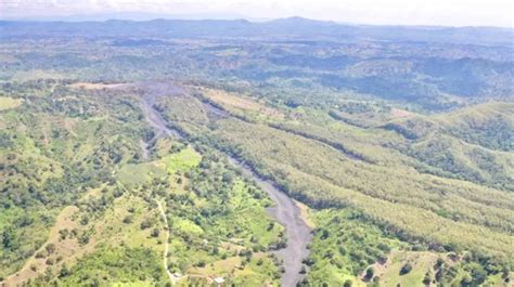 Así se ve la erupción del volcán Los Aburridos desde la altura un río