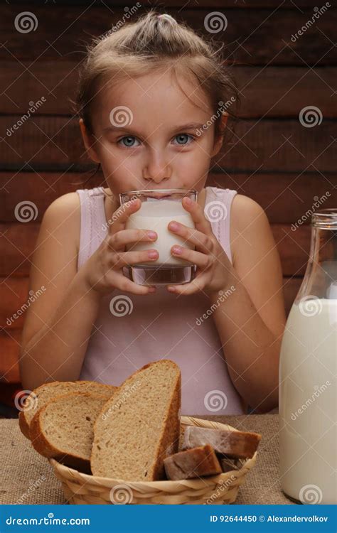 La Petite Fille Mignonne Est Lait De Consommation Photo Stock Image