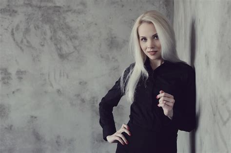 Femme Blonde Avec Une Robe Noire Posant Photo Gratuite