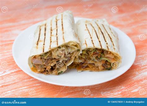 Corte En El Medio Rollo Fresco De Shawarma Del Bocadillo Con El Lavash Pollo Asado A La