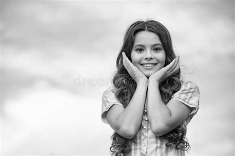 Chica Adolescente Casual Afuera En El Fondo Del Cielo Foto De Una