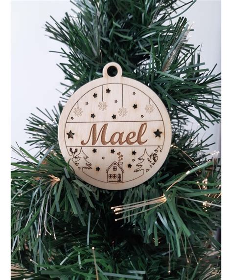 Boule de noel personnalisée en bois avec prénom chalet sapin flocon