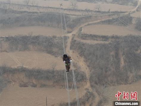 太行山间的“电网医生”：60余米高空“走钢丝” 为特高压线路“把脉问诊”新闻频道中国青年网