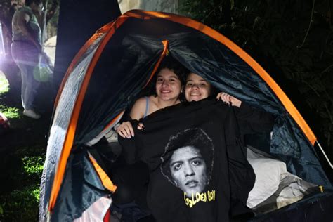 Bruno Mars Em Curitiba F S Passam A Noite Na Fila E Batem Ponto Em