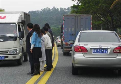 广东一条高速公路在改扩建，由4车道扩至8车道，预计2024年建成搜狐汽车搜狐网