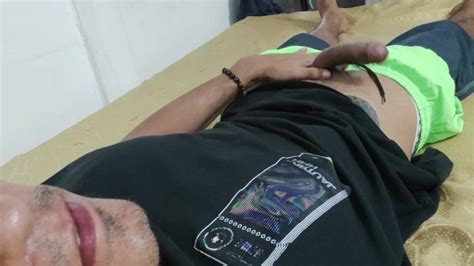 年轻的拉丁裔在他的房间里玩弄他的鸡巴并自慰直到他射精在他的衬衫上 Pornhub Gay