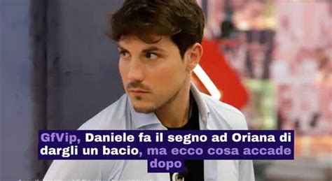 Gf Vip Daniele Dal Moro Fa Il Segno A Oriana Marzoli Di Dargli Un