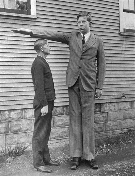 Robert Wadlow: The tallest man in history seen through stunning ...