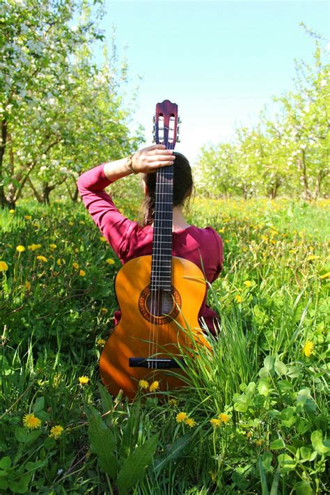 Девушка, гитара) | Foto com violão, Fotografia de floresta, Fotografia ...