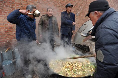 农村闹元宵做两大锅菜请所有人吃，翻菜用铁锨盛菜用桶大锅菜铁锨熬菜新浪新闻