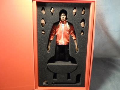 Beat It Hot Toys Michael Jackson Figure Set