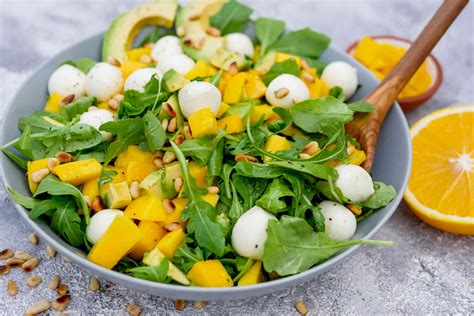 Rucola Mango Salat Mit Pinienkernen Avocado Und Orangendressing