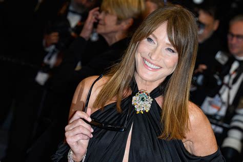 Mais c est quoi ce body de ouf À 56 ans Carla Bruni pose en bikini et dévoile son ventre