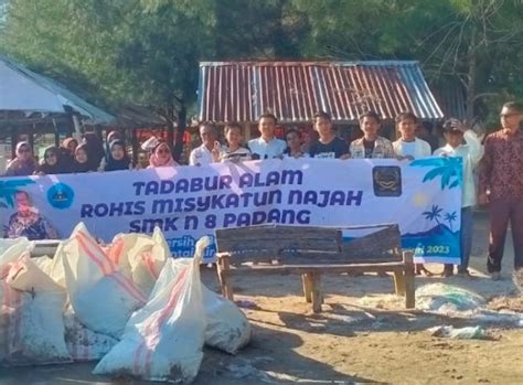 Tadabur Alam Siswa SMK Negeri 8 Padang Aksi Peduli Wisata Bersih