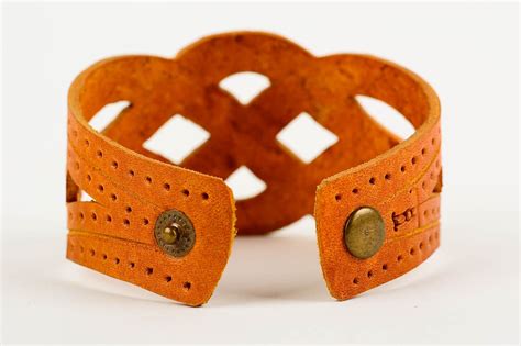 Купить Украшение из кожи ручной работы браслет на руку светлый кожаный ...