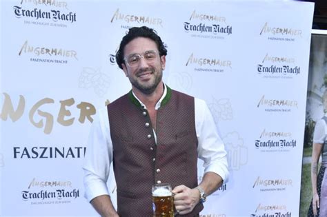 Nach Oktoberfest Unfall Ex Bachelor Daniel Völz auf Krücken gofeminin