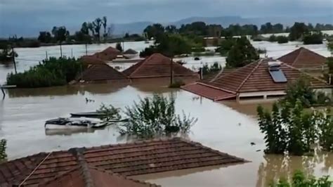 Extreme Wetterbedingungen in Griechenland Von Waldbränden zu