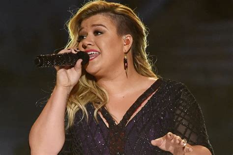 Kelly Clarkson to Perform at 2016 Christmas Tree Lighting