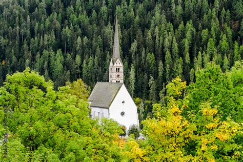 Scuol Kirche Engadiner Dorf Unterengadin Alpen Gebirge Wanderweg